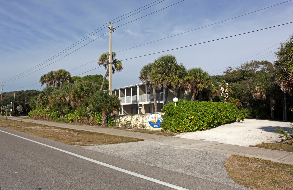 2850 Gulf Of Mexico Dr in Longboat Key, FL - Building Photo