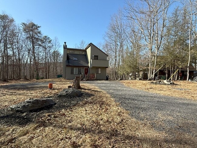802 Clubhouse Dr in East Stroudsburg, PA - Building Photo - Building Photo