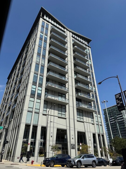 740 W Fulton St in Chicago, IL - Building Photo