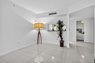 9595 Collins Ave in Bal Harbour, FL - Foto de edificio - Building Photo