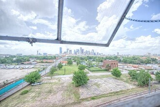 2400 S Ervay St in Dallas, TX - Building Photo - Building Photo