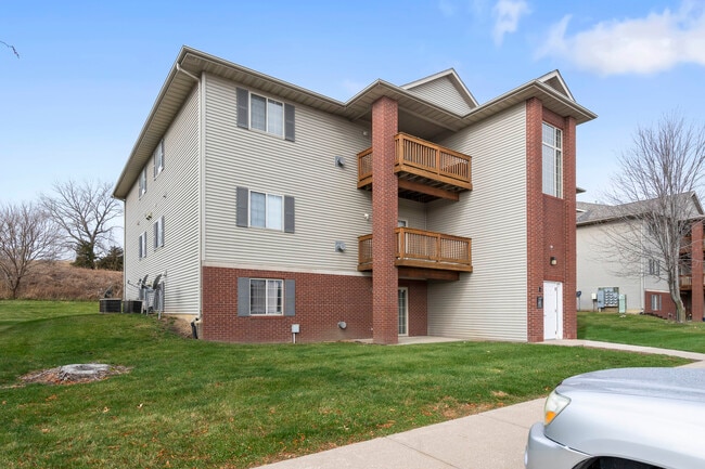 2270 Holiday Rd in Coralville, IA - Building Photo - Building Photo