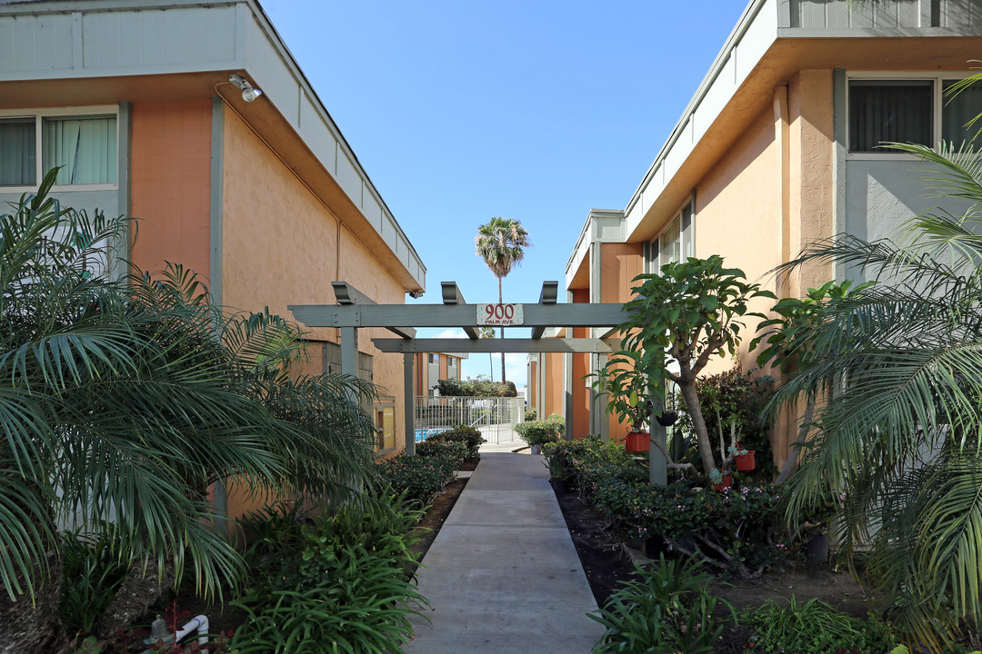 Palm Plaza Apartments in National City, CA - Foto de edificio