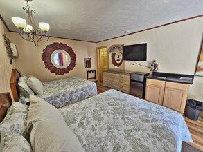 103 Charles St in Deadwood, SD - Foto de edificio - Building Photo