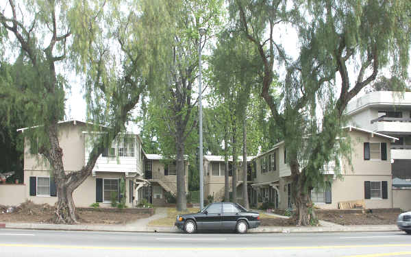 10417-10423 Riverside Dr in Toluca Lake, CA - Building Photo