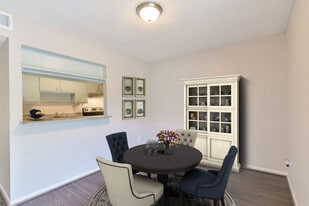 210 E Kiber St in Angleton, TX - Building Photo