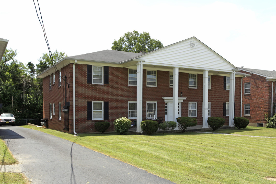 1942 Gardiner Ln in Louisville, KY - Building Photo