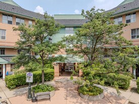 5985 Glen Erin Dr in Mississauga, ON - Building Photo