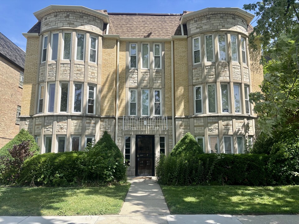 6658 W Devon Ave in Chicago, IL - Building Photo