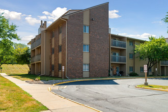 Robin Hill in West Des Moines, IA - Building Photo - Building Photo