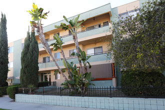 1533 Hi Point St in Los Angeles, CA - Building Photo - Building Photo