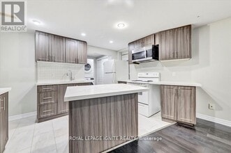 36 Hillside Dr in Brampton, ON - Building Photo - Building Photo