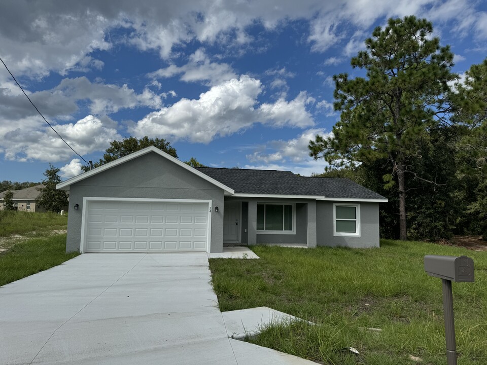 24 Malauka Loop Pl in Ocklawaha, FL - Foto de edificio