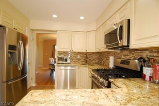 19 Cadmus Ct in West Orange, NJ - Building Photo - Building Photo