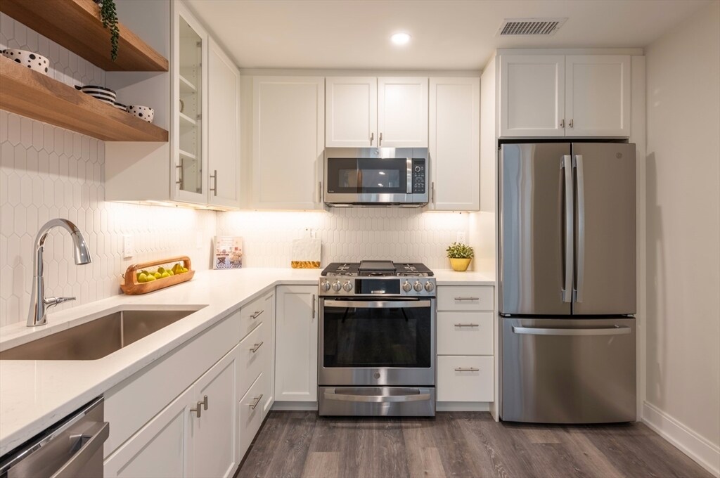 61 County St in Dover, MA - Building Photo