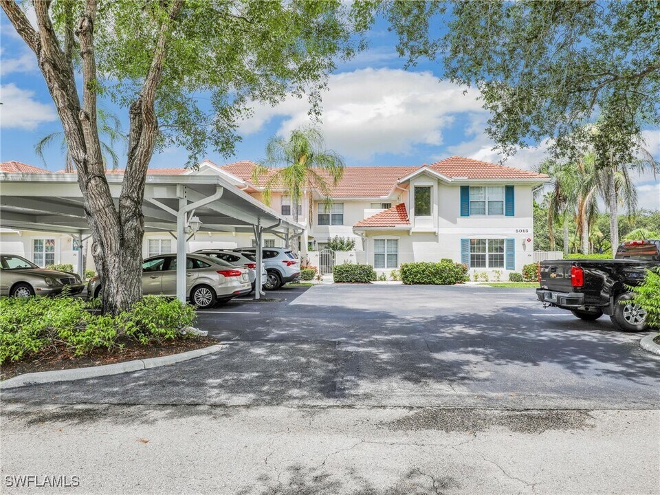 5015 Cedar Springs Dr in Naples, FL - Building Photo