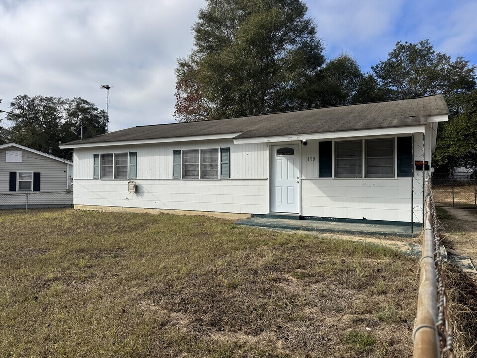 198 Roosevelt Ave in Ozark, AL - Building Photo