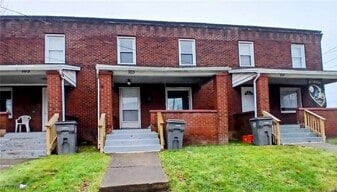 103 E Boston Ave in Youngstown, OH - Building Photo