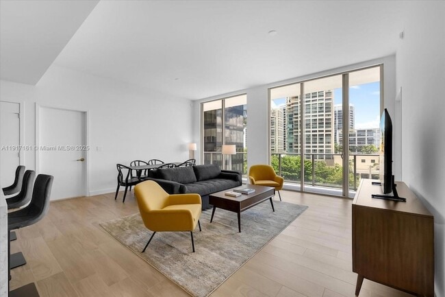 2678 Tigertail Ave, Unit 513 in Miami, FL - Foto de edificio - Building Photo