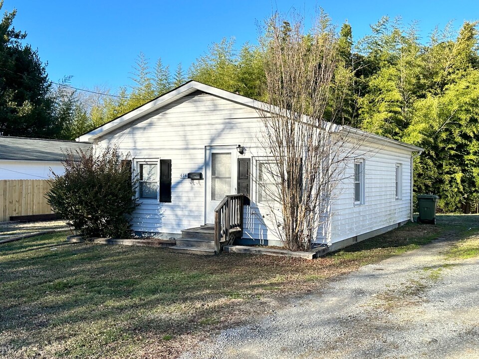 414 Longwood Ave in Farmville, VA - Building Photo