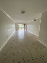 9403 SW 76th St, Unit 301 in Miami, FL - Foto de edificio - Building Photo