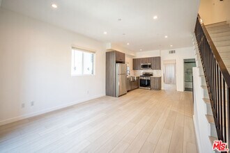 246 N Dillon St in Los Angeles, CA - Building Photo - Building Photo