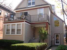 718 Foster St, Unit B in Evanston, IL - Building Photo