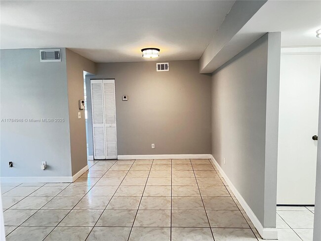 1200 SW 113th Ter, Unit 103 in Pembroke Pines, FL - Foto de edificio - Building Photo