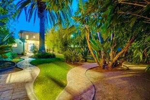 3131 E Corto Pl in Long Beach, CA - Building Photo