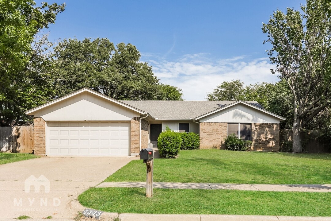 4303 Gentle Springs Dr in Arlington, TX - Building Photo