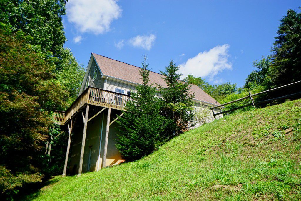 221 Long St, Unit Upstairs Bedroom(R) in Boone, NC - Building Photo