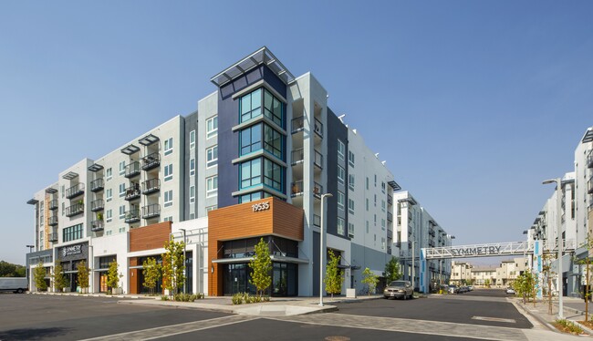 Symmetry in Northridge, CA - Foto de edificio - Building Photo