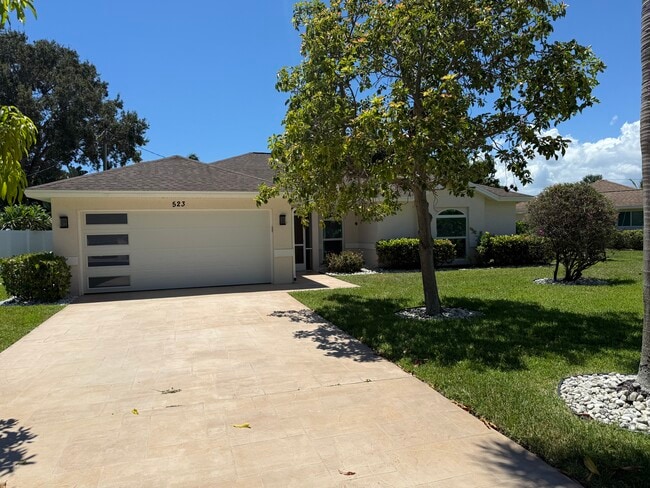 523 Dover Rd in Jupiter, FL - Foto de edificio - Building Photo