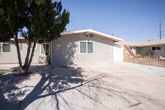 1017 W Ave J-10 in Lancaster, CA - Foto de edificio - Building Photo