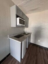 711 Pasadena Fwy in Pasadena, TX - Foto de edificio - Building Photo