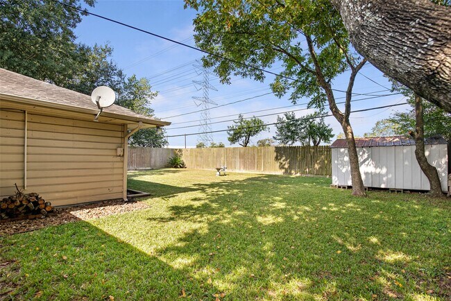 2106 Stonecrest Dr in Houston, TX - Building Photo - Building Photo