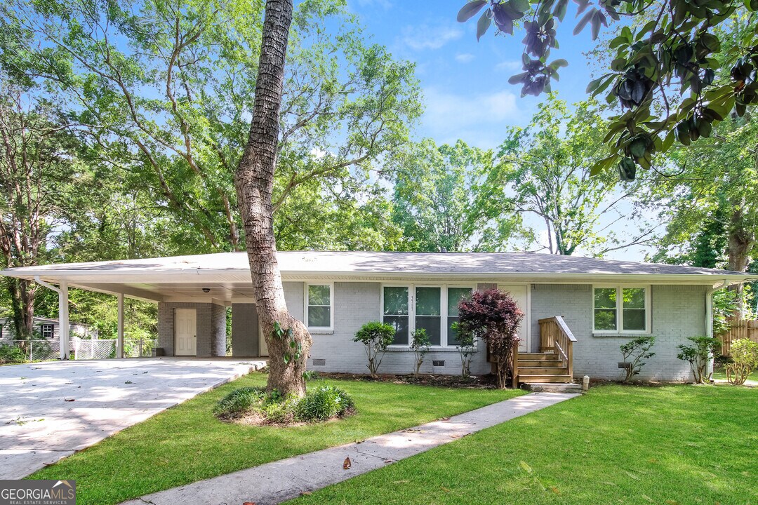 3717 Loren Dr in Decatur, GA - Foto de edificio