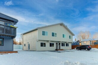 8202 Mentra St, Unit D in Anchorage, AK - Foto de edificio - Building Photo