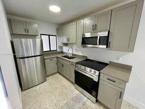 180 NE 57th St in Miami, FL - Foto de edificio - Building Photo