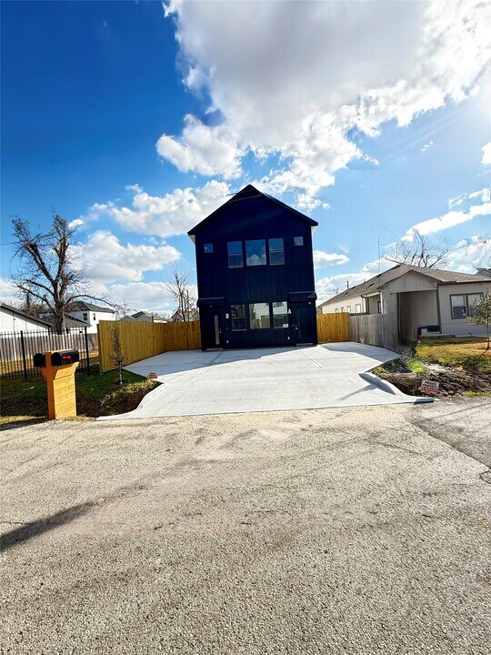 7948 Betty Boop St in Houston, TX - Building Photo