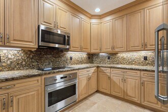 3861 - 3875 NE 22nd Way in Lighthouse Point, FL - Foto de edificio - Building Photo