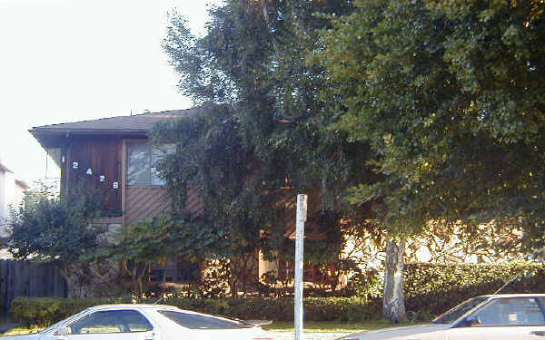 12426 Moorpark St in North Hollywood, CA - Foto de edificio - Building Photo