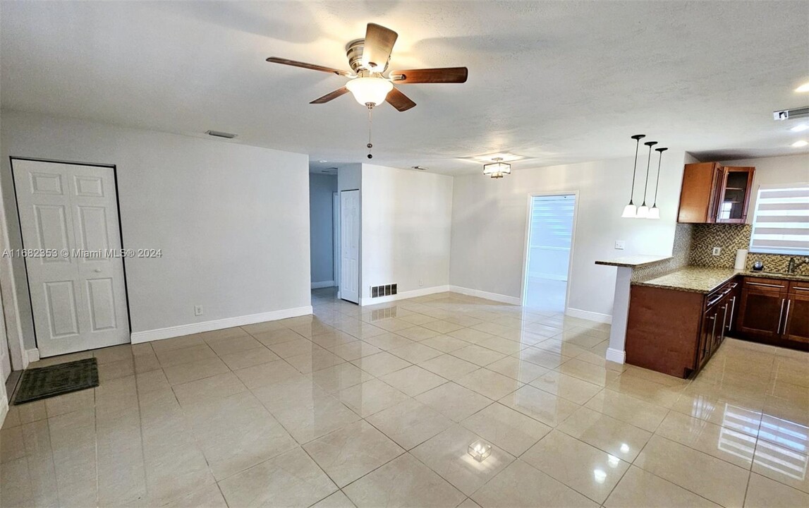 660 SW 69th Terrace in Pembroke Pines, FL - Building Photo