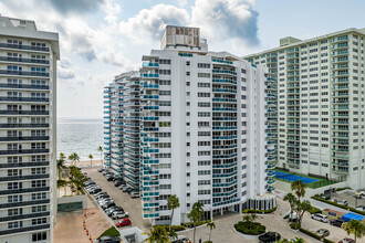 Commodore Condominium in Fort Lauderdale, FL - Building Photo - Building Photo