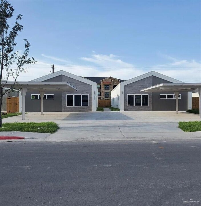 1305 E Iris Ave in McAllen, TX - Building Photo