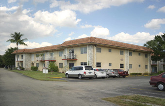 Lake Placid Condos in Miami Lakes, FL - Building Photo - Building Photo