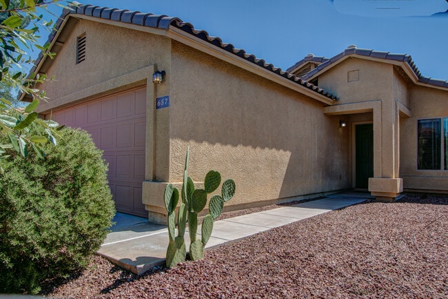 657 W Firehawk Dr in Green Valley, AZ - Building Photo - Building Photo