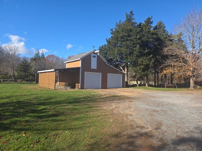 557 Drift Rd in Westport, MA - Building Photo - Building Photo