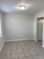 8410 Williamsburg Cir in Pensacola, FL - Building Photo