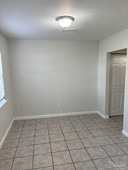 8410 Williamsburg Cir in Pensacola, FL - Building Photo